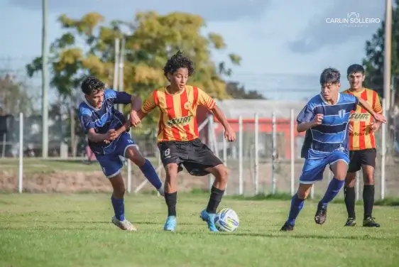 jugando futbol